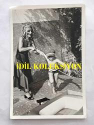 FİLİZ AKIN'IN ORİJİNAL FOTOĞRAFI - 18 x 12 cm EBADINDA - FİLİZ AKIN 1970'LERDE OĞLU İLKER İNANOĞLU'NU HAVUZA KOYARKEN ÇEKİLMİŞ BİR KARE