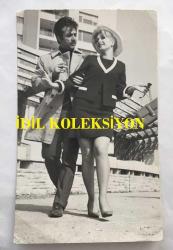 FİLİZ AKIN'IN ORİJİNAL FOTOĞRAFI - 20 x 13 cm EBADINDA - FİLİZ AKIN ''HIRSIZ KIZ (1968)'' ADLI YEŞİLÇAM FİLMİNDE İRAN'LI AKTÖR İREÇ KADİRİ İLE AYNI KAREDE
