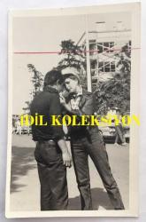 FİLİZ AKIN'IN ORİJİNAL FOTOĞRAFI - 14 x 9 cm EBADINDA - FİLİZ AKIN 1960'LARDA BİR YEŞİLÇAM FİLMİ SAHNESİNDE ERKEK KIYAFETLERİYLE