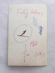 FİLİZ AKIN'IN ORİJİNAL FOTOĞRAFI - 14 x 9 cm EBADINDA - FİLİZ AKIN 1960'LARDA BİR YEŞİLÇAM FİLMİ SAHNESİNDE ERKEK KIYAFETLERİYLE