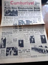 Cumhuriyet Gazetesi - 21 Şubat 1957 - Meclis Bütçe Müzakerelerine Büyük Gürültü İçinde Başladı - Birleşmiş Milletlerde Yunan Davası Suya Düştü -  Maliye Vekili Hasan Polatkan'ın Nutku Fotoğraf - Başkan Eisenhower Çok Müşkül Durumda - Kral Suud Moskova'ya Çağrılıyor - Soprano Leyla Gencer Geldi - Dün Gece 62 Macar Mülteci Daha Geldi - Ordinaryüs Profesör Sadri Maksudi Dün Vefat Etti - Kızılaydaki Suistimal Hadisesi - İstanbul Börekçiler Derneğinin Kongresi Fotoğraf - İdam Sehpasında Can Veren Devletliler Derleyen Cemaleddin Saraçoğlu Yazı Dizisi - Despot Yazan Reşat Enis Yazı Dizisi - Geçen Yıl 2226 Kitap Basıldı - Avrupa Birliğine Doğru İlk Adım  - Resimli Romanımız Mormon Mezhebi Ve Kurucusunun Dramı Çeviren Mazhar Kunt Yazı Dizisi - Bulmaca - Milli Kız Voleybol Takımı Seçiliyor - Kız Liseleri Basketbol Finalinde İstanbul Hükmen Şampiyon - Galatasaraylı İsmail Kurt İyileşti - Fenerbahçeli Feridun Bukager Dün Gece Geldi - Vefa Emniyet Maçı Bugün - Küçük Ayasofya'nın Kongresi -