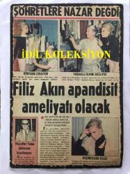 FİLİZ AKIN'IN GAZETEDEN KESİLME FOTOĞRAFLI HABER KÜPÜRÜ - 26 x 18 cm EBADINDA - FİLİZ AKIN APANDİSİT AMELİYATI OLACAK, FİLİZ AKIN'IN RÖNTGENİ ÇEKİLİRKEN ve DOKTORLA FİLMİ İNCELERKEN KARELER (MUZAFFER TEMA JÜBİLESİNE HAZIRLANIYOR)
