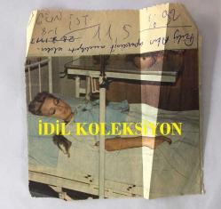 FİLİZ AKIN'IN GAZETEDEN KESİLME FOTOĞRAFLI HABER KÜPÜRÜ - 14 x 13 cm EBADINDA - FİLİZ AKIN APANDİSİT AMELİYATI OLDUKTAN SONRA HASTA YATAĞINDA UYURKEN