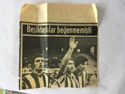 FİLİZ AKIN'IN GAZETEDEN KESİLME FOTOĞRAFLI HABER KÜPÜRÜ - 14 x 13 cm EBADINDA - FİLİZ AKIN APANDİSİT AMELİYATI OLDUKTAN SONRA HASTA YATAĞINDA UYURKEN