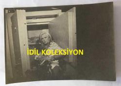 FİLİZ AKIN'IN AJANS BASIMI ORİJİNAL FOTOĞRAFI (KAĞIT BASKI) - 18 x 12 cm EBADINDA - FİLİZ AKIN BİR YEŞİLÇAM FİLMİ SAHNESİNDE KASADAKİ PARALARI ALIRKEN