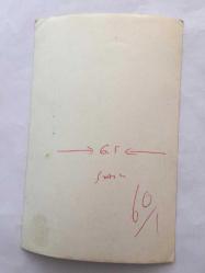 FİLİZ AKIN'IN ORİJİNAL  FOTOĞRAFI - 18 x 12 cm EBADINDA - FİLİZ AKIN'IN DÜBLÖRÜNÜN ''CAMBAZHANE GÜLÜ, FADİME (1971)'' FİLMİNDEN MEKSİKA KOSTÜMLÜ ÇALGICILARIN ÖNÜNDE BAYRAK ASILI BİR İPTE YÜRÜDÜĞÜ ANLARDA ÇEKİLMİŞ BİR KARE