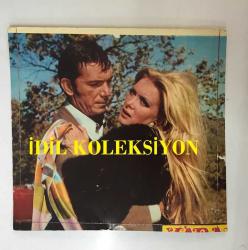 FİLİZ AKIN'IN LOBİ KARTTAN KESİLMİŞ  FOTOĞRAFI - 20 x 19 cm EBADINDA - FİLİZ AKIN ve METİN SEREZLİ YEŞİLÇAM FİLMİ ''YARALI KALP'' SAHNESİNDE AYNI KAREDELER - 1970'LER