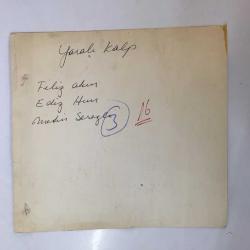FİLİZ AKIN'IN LOBİ KARTTAN KESİLMİŞ  FOTOĞRAFI - 20 x 19 cm EBADINDA - FİLİZ AKIN ve METİN SEREZLİ YEŞİLÇAM FİLMİ ''YARALI KALP'' SAHNESİNDE AYNI KAREDELER - 1970'LER