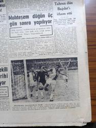 Cumhuriyet Gazetesi - 18 Aralık 1959 - Büyük Dikkat Yazan Nadir Nadi Köşe Yazısı - Gizli Bir Teşkilat Hakkında Tahkikat - 3 Gazeteci Ahmet Emin Yalman Selami Akpınar Ve Naim Tiralinin Hapsi İçin İnfaz Kararı Dün Postaya Verildi - Libya Kralı 3 Gazeteyi Kapattı - Uşak Hadisesinin Duruşması Başladı - Maliye Bakanı Hasan Polatkan Dün Yeni Bütçe Üzerinde 3 Saat Süren Bir Konuşma Yaptı - Fenerbahçe Galatasaray'ı Can Bartu'nun Golüyle Yendi Fotoğraf - Aşk Eceli Yendi Çeviren Hamdi Varoğlu Yazı Dizisi - Televizyon Skandalları Derleyen M. Kenan Kan - Mutlu Akü - Türkiye İş Bankası - Bir Bakkalın Marifeti Yazan Burhan Felek - İdil Biret Paris'te Konser Verdi - Ankara'da Kurulan Türkiye Matbuat Kulübü - Koruyucu Melekler Şatonun Kraliçesi - İnekler Ve Müzik - Bulmaca - İstanbul Şehir Tiyatroları Dram Kısmında Hamlet Oyunu - Fenerbahçe'nin Cenevre Kadrosu - Fenerbahçe Galatasaray Sezonun Maçından Enteresan Notlar - Naci Erdem Ve Metin Oktay Maçtan Bir Kare - Diko Elektrik Şofbenleri