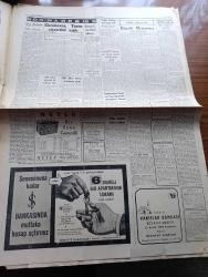Cumhuriyet Gazetesi - 18 Aralık 1959 - Büyük Dikkat Yazan Nadir Nadi Köşe Yazısı - Gizli Bir Teşkilat Hakkında Tahkikat - 3 Gazeteci Ahmet Emin Yalman Selami Akpınar Ve Naim Tiralinin Hapsi İçin İnfaz Kararı Dün Postaya Verildi - Libya Kralı 3 Gazeteyi Kapattı - Uşak Hadisesinin Duruşması Başladı - Maliye Bakanı Hasan Polatkan Dün Yeni Bütçe Üzerinde 3 Saat Süren Bir Konuşma Yaptı - Fenerbahçe Galatasaray'ı Can Bartu'nun Golüyle Yendi Fotoğraf - Aşk Eceli Yendi Çeviren Hamdi Varoğlu Yazı Dizisi - Televizyon Skandalları Derleyen M. Kenan Kan - Mutlu Akü - Türkiye İş Bankası - Bir Bakkalın Marifeti Yazan Burhan Felek - İdil Biret Paris'te Konser Verdi - Ankara'da Kurulan Türkiye Matbuat Kulübü - Koruyucu Melekler Şatonun Kraliçesi - İnekler Ve Müzik - Bulmaca - İstanbul Şehir Tiyatroları Dram Kısmında Hamlet Oyunu - Fenerbahçe'nin Cenevre Kadrosu - Fenerbahçe Galatasaray Sezonun Maçından Enteresan Notlar - Naci Erdem Ve Metin Oktay Maçtan Bir Kare - Diko Elektrik Şofbenleri