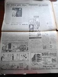 Cumhuriyet Gazetesi - 18 Aralık 1959 - Büyük Dikkat Yazan Nadir Nadi Köşe Yazısı - Gizli Bir Teşkilat Hakkında Tahkikat - 3 Gazeteci Ahmet Emin Yalman Selami Akpınar Ve Naim Tiralinin Hapsi İçin İnfaz Kararı Dün Postaya Verildi - Libya Kralı 3 Gazeteyi Kapattı - Uşak Hadisesinin Duruşması Başladı - Maliye Bakanı Hasan Polatkan Dün Yeni Bütçe Üzerinde 3 Saat Süren Bir Konuşma Yaptı - Fenerbahçe Galatasaray'ı Can Bartu'nun Golüyle Yendi Fotoğraf - Aşk Eceli Yendi Çeviren Hamdi Varoğlu Yazı Dizisi - Televizyon Skandalları Derleyen M. Kenan Kan - Mutlu Akü - Türkiye İş Bankası - Bir Bakkalın Marifeti Yazan Burhan Felek - İdil Biret Paris'te Konser Verdi - Ankara'da Kurulan Türkiye Matbuat Kulübü - Koruyucu Melekler Şatonun Kraliçesi - İnekler Ve Müzik - Bulmaca - İstanbul Şehir Tiyatroları Dram Kısmında Hamlet Oyunu - Fenerbahçe'nin Cenevre Kadrosu - Fenerbahçe Galatasaray Sezonun Maçından Enteresan Notlar - Naci Erdem Ve Metin Oktay Maçtan Bir Kare - Diko Elektrik Şofbenleri