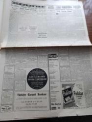Cumhuriyet Gazetesi - 10 Aralık 1959 - CHP Genel Sekreteri Adnan Menderes'in Edirne Nutkuna Cevap Verdi - Kıbrıs Endişe İçinde Rumlar 200 Dinamit Çubuğu Çaldılar - İstanbul'da Lastik İş Kolunda 8 Bin İşsiz Var - Meclis Emekli Ve Dul Maaşlarını Görüşecek - Eski Bakanlar Diyorlar Ki 5 Röportajı Yapan Feyyaz Tokar - Emniyet Müdürü Feyyaz Tokar Aleyhine Bir Dava Açıldı - Aşk Eceli Yendi Çeviren Hamdi Varoğlu Yazı Dizisi - Unkapanında 300 Bina Daha Yıkılıyor - Alametler Yazan Burhan Felek Köşe Yazısı - Viyanalı Meşhur Kuartet'in Yarın Vereceği Konser - Dünyayı Fethetmek İçin Rusya Fezaya Güveniyor - Halide Edip Adıvar'ın Açık Gösterimi - Alman Ordusu Son Savaşta 4,000,000 Genç Kaybetti - Koruyucu Melekler Şatonun Kraliçesi Çizgi Roman - Bay Oscar Karikatür - Lale Tiyatrosunda Akif Bey Oyunu - Feriköy Vefa'yı Da Dün Mağlup Etti Fotoğraf - Zizinho Güney Amerika'da Futbol Kralı - Fenerbahçe'de Seracettin Boykot Gürcan İle Özcan İhtar Aldılar - Galatasaray Reisi Sadık Giz İstifa Etti