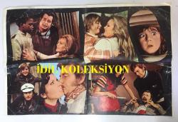 FİLİZ AKIN'IN YUMURCAK: KÜÇÜK ŞAHİT (1972) FİLMİNİN İNGİLİZCE BÜYÜK BOY TANITIM BROŞÜRÜ ''LITTLE EYE - WITNESS'' - ERLER FİLM, FİLİZ AKIN, İLKER İNANOĞLU, EKREM BORA, BAHAR ERDENİZ - BELLA OFSET  - 48  x 32 cm EBADINDA (ARKALI ÖNLÜ ŞEKİLDE)