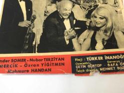 FİLİZ AKIN'IN ''AYRILIK SAATİ (1967)'' YEŞİLÇAM FİLMİNİN LOBİ KARTINDAN KESİLME FOTOĞRAF ve FİLM TANITIMI - 25 x 23 - İZZET GÜNAY, FİLİZ AKIN, ÖNDER SOMER, NUBAR TERZİYAN, ÖMERCİK - ÖZCAN YİĞİTMEN - MAHMURE HANDAN - TÜRKER İNANOĞLU, ÇETİN GÜRTOP, SAFA ÖNAL, MEHMET BOZKUŞ