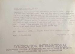 Bir evde kucağına almış olduğu bebeğini öperken poz veren yetişkin bir kadın fotoğrafı. 17 Eylül 1982 .ORJİNAL SİYAH & BEYAZ 20x14cm EBADINDA - 1940'LAR, 1950'LER, 1960'LAR ve 1970'LER