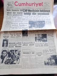 Cumhuriyet Gazetesi - 15 Mart 1960 - Seçim Kanunu'nu Tadil Edecek Olan Tasarılar Meclis Gündeminde - CHP Meclisinin Beklenen Tebliği Dün Yayınlandı - Osman Bölükbaşı'nın Yargıtay'da Duruşması - Amerika'da Zenci Olan Beyaz Gazeteci John Howard Griffin -  Amerikalı Yarbay Morrison'un Davasında Dün Sıkı Tedbirler Alındı - Antalya Kleopatra Filmi İçin Elizabeth Taylor'u Bekliyor - Vatan Gazetesi Başyazarı Ahmet Emin Yalman Tedavi altına Alındı - Faik Ahmet Barutçu Anıldı - Evlerden Biri Yazan Orhan Kemal Yazı Dizisi - İşporta Yazan Burhan Felek Köşe Yazısı - Adenauer Yahudi Düşmanlığını Takbih Etti - Koruyucu Melekler Şatonun Kraliçesi Çizgi - Resimli Roman Bir Çiçekle Yaz Olmaz Yazan ve Çizen Salih Erimez - Oruç Tutmama Yüzünden İki Hadise - Lale Arabası 30  Mart Günü Yola Çıkıyor - Gülle Atmada İki Yeni Dünya Rekoru Tamara Press Ve Perry O'Brien - Dolmabahçe Stadı Işıklanıyor - Kim Şampiyon Olacak Yazan Eyüp Mü Taksim Mi - Fenerbahçe Ve Vefa Gençlerde İstanbul Şampiyonu Oldular