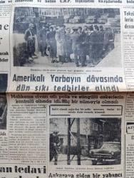 Cumhuriyet Gazetesi - 15 Mart 1960 - Seçim Kanunu'nu Tadil Edecek Olan Tasarılar Meclis Gündeminde - CHP Meclisinin Beklenen Tebliği Dün Yayınlandı - Osman Bölükbaşı'nın Yargıtay'da Duruşması - Amerika'da Zenci Olan Beyaz Gazeteci John Howard Griffin -  Amerikalı Yarbay Morrison'un Davasında Dün Sıkı Tedbirler Alındı - Antalya Kleopatra Filmi İçin Elizabeth Taylor'u Bekliyor - Vatan Gazetesi Başyazarı Ahmet Emin Yalman Tedavi altına Alındı - Faik Ahmet Barutçu Anıldı - Evlerden Biri Yazan Orhan Kemal Yazı Dizisi - İşporta Yazan Burhan Felek Köşe Yazısı - Adenauer Yahudi Düşmanlığını Takbih Etti - Koruyucu Melekler Şatonun Kraliçesi Çizgi - Resimli Roman Bir Çiçekle Yaz Olmaz Yazan ve Çizen Salih Erimez - Oruç Tutmama Yüzünden İki Hadise - Lale Arabası 30  Mart Günü Yola Çıkıyor - Gülle Atmada İki Yeni Dünya Rekoru Tamara Press Ve Perry O'Brien - Dolmabahçe Stadı Işıklanıyor - Kim Şampiyon Olacak Yazan Eyüp Mü Taksim Mi - Fenerbahçe Ve Vefa Gençlerde İstanbul Şampiyonu Oldular
