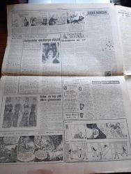 Cumhuriyet Gazetesi - 15 Mart 1960 - Seçim Kanunu'nu Tadil Edecek Olan Tasarılar Meclis Gündeminde - CHP Meclisinin Beklenen Tebliği Dün Yayınlandı - Osman Bölükbaşı'nın Yargıtay'da Duruşması - Amerika'da Zenci Olan Beyaz Gazeteci John Howard Griffin -  Amerikalı Yarbay Morrison'un Davasında Dün Sıkı Tedbirler Alındı - Antalya Kleopatra Filmi İçin Elizabeth Taylor'u Bekliyor - Vatan Gazetesi Başyazarı Ahmet Emin Yalman Tedavi altına Alındı - Faik Ahmet Barutçu Anıldı - Evlerden Biri Yazan Orhan Kemal Yazı Dizisi - İşporta Yazan Burhan Felek Köşe Yazısı - Adenauer Yahudi Düşmanlığını Takbih Etti - Koruyucu Melekler Şatonun Kraliçesi Çizgi - Resimli Roman Bir Çiçekle Yaz Olmaz Yazan ve Çizen Salih Erimez - Oruç Tutmama Yüzünden İki Hadise - Lale Arabası 30  Mart Günü Yola Çıkıyor - Gülle Atmada İki Yeni Dünya Rekoru Tamara Press Ve Perry O'Brien - Dolmabahçe Stadı Işıklanıyor - Kim Şampiyon Olacak Yazan Eyüp Mü Taksim Mi - Fenerbahçe Ve Vefa Gençlerde İstanbul Şampiyonu Oldular