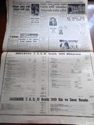 Cumhuriyet Gazetesi - 15 Mart 1960 - Seçim Kanunu'nu Tadil Edecek Olan Tasarılar Meclis Gündeminde - CHP Meclisinin Beklenen Tebliği Dün Yayınlandı - Osman Bölükbaşı'nın Yargıtay'da Duruşması - Amerika'da Zenci Olan Beyaz Gazeteci John Howard Griffin -  Amerikalı Yarbay Morrison'un Davasında Dün Sıkı Tedbirler Alındı - Antalya Kleopatra Filmi İçin Elizabeth Taylor'u Bekliyor - Vatan Gazetesi Başyazarı Ahmet Emin Yalman Tedavi altına Alındı - Faik Ahmet Barutçu Anıldı - Evlerden Biri Yazan Orhan Kemal Yazı Dizisi - İşporta Yazan Burhan Felek Köşe Yazısı - Adenauer Yahudi Düşmanlığını Takbih Etti - Koruyucu Melekler Şatonun Kraliçesi Çizgi - Resimli Roman Bir Çiçekle Yaz Olmaz Yazan ve Çizen Salih Erimez - Oruç Tutmama Yüzünden İki Hadise - Lale Arabası 30  Mart Günü Yola Çıkıyor - Gülle Atmada İki Yeni Dünya Rekoru Tamara Press Ve Perry O'Brien - Dolmabahçe Stadı Işıklanıyor - Kim Şampiyon Olacak Yazan Eyüp Mü Taksim Mi - Fenerbahçe Ve Vefa Gençlerde İstanbul Şampiyonu Oldular