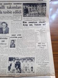 Cumhuriyet Gazetesi - 15 Mart 1960 - Seçim Kanunu'nu Tadil Edecek Olan Tasarılar Meclis Gündeminde - CHP Meclisinin Beklenen Tebliği Dün Yayınlandı - Osman Bölükbaşı'nın Yargıtay'da Duruşması - Amerika'da Zenci Olan Beyaz Gazeteci John Howard Griffin -  Amerikalı Yarbay Morrison'un Davasında Dün Sıkı Tedbirler Alındı - Antalya Kleopatra Filmi İçin Elizabeth Taylor'u Bekliyor - Vatan Gazetesi Başyazarı Ahmet Emin Yalman Tedavi altına Alındı - Faik Ahmet Barutçu Anıldı - Evlerden Biri Yazan Orhan Kemal Yazı Dizisi - İşporta Yazan Burhan Felek Köşe Yazısı - Adenauer Yahudi Düşmanlığını Takbih Etti - Koruyucu Melekler Şatonun Kraliçesi Çizgi - Resimli Roman Bir Çiçekle Yaz Olmaz Yazan ve Çizen Salih Erimez - Oruç Tutmama Yüzünden İki Hadise - Lale Arabası 30  Mart Günü Yola Çıkıyor - Gülle Atmada İki Yeni Dünya Rekoru Tamara Press Ve Perry O'Brien - Dolmabahçe Stadı Işıklanıyor - Kim Şampiyon Olacak Yazan Eyüp Mü Taksim Mi - Fenerbahçe Ve Vefa Gençlerde İstanbul Şampiyonu Oldular