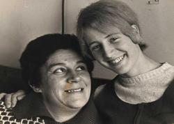 Annesi ile kameraya doğru gülümseyerek poz veren genç kızın fotoğrafı.ORJİNAL SİYAH & BEYAZ 20x14cm EBADINDA - 1940'LAR, 1950'LER, 1960'LAR ve 1970'LER