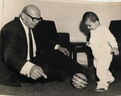 Dedesi ile evde top oynarken çekilmiş olan bir çocuk fotoğrafı.ORJİNAL SİYAH & BEYAZ 24x17cm EBADINDA - 1940'LAR, 1950'LER, 1960'LAR ve 1970'LER