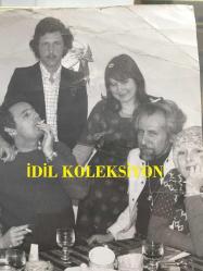 FİLİZ AKIN'IN ORİJİNAL BÜYÜK BOY FOTOĞRAFI - 27 x 24 cm EBADINDA - FİLİZ AKIN, FRANSA PARİS'TE KALDIĞI SÜREDE SEKRETERİ NURHAN HANIM, ERTEKİN DİNÇAY ve FRANSIZ DOSTLARIYLA, ÇOK ESKİ DOSTLARI OLAN CENGİZ TACER ve EŞİ CRHRISTIAN'IN EVİNDE YEMEK YERLERKEN ÇEKİLMİŞ BİR HATIRA FOTOĞRAFI