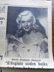 Cumhuriyet Pazar Gazetesi - 11 Ekim 1953 - Yedi Dakika Yazan Doğan Nadi Köşe Yazısı - Yaşadığımız Şehir Sana Ne Yazan Kazım Kip - Karikatür - Prenseslerin Tütünü Gizli İçtikleri Devirlerde - Haftanın Şakaları Ali Efendi'nin Hikmeti Yazan Burhan Felek - Hollywood Çocukları Mesud Mudurlar - Sinema Dünyasından Resimli Haberler - Julia Adams  Mükafat Kazandı Fotoğraf - Joan Crawford Hala Başta Fotoğrafı - Gloria Graham Soruyor Erkeğiniz Sizden Başka Kadına Bakar Mı - Ev Kadın Moda Köşesi - Sofra Ve Yemek- Fethiye Açıklarına Düşen Fransız Uçağı Yolcuları Nasıl Kurtuldu - Televizyonda Kendimi Seyrettim Yazan Metin Ergin - Hikaye Hayat Bu Yazan Cenap Ozankan - Başka Memleketlerde Neler Yapılıyor - Hollanda'da Çocuklar Seyrüsefer Kasalarından Korunmayı Öğreniyorlar - Meraklı Hadiseler - İster İnan İster İnanma Yazan Ripley - 17. Asır Kamuflajı - Afrika'nın Gizli Çayır Bekçileri - Sivrisineklerin Fethettiği Kaleler