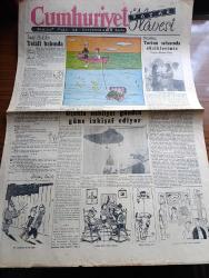 Cumhuriyet Pazar Gazetesi - 8 Kasım 1953 - Yedi Dakika Yazan Doğan Nadi Köşe Yazısı - Karikatür - Düşündükçe Turizm Sahasında Eksiklerimiz Yazan Mazhar Kunt - Uçakla Nakliyat İşi Günden Güne Gelişiyor - Haftanın Şakaları Mecidiyeköyündeki Ev Yazan Burhan Felek Köşe Yazısı - Hikaye Sedef Kutu Yazan J. D'İvray - Sinema Bizden Haberler - Orhan M. Arıburnu Almanya'da Film Çevirecek Fotoğraf - Başrolde Ayhan Işık Mesiha Yelda Ve Ahmed Tekçe'nin Oynadığı Vahşi Arzu - Broadway Eğlence Aleminden Soyunan Kadınlar Sokağı Fotoğrafı - Yeni Türk Filmi Sahildeki Kadın Başrolde Gönül Beyhan Cahit Irgat - Bir Peri Masalı Filmi Başrolde Cüneyt Gökçer Ayten Çankaya Feridun Çölgeçen Fotoğrafı - Ev Kadın Moda Köşesi - İspanya'nın En Büyük Ressamı Goya Yazan Samih Nafiz Tansu - Kebaba Dair Yazan Fuad Duyar - Açlık Grevi Yapan Kanuni Sultan Süleyman'ın Veziri Hüsrev Paşa - Dünyada Görülen Seralarda En Meşhurları - Mürekkep Gölü - Tarihte Görülmemiş Bir Baskın