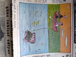 Cumhuriyet Pazar Gazetesi - 8 Kasım 1953 - Yedi Dakika Yazan Doğan Nadi Köşe Yazısı - Karikatür - Düşündükçe Turizm Sahasında Eksiklerimiz Yazan Mazhar Kunt - Uçakla Nakliyat İşi Günden Güne Gelişiyor - Haftanın Şakaları Mecidiyeköyündeki Ev Yazan Burhan Felek Köşe Yazısı - Hikaye Sedef Kutu Yazan J. D'İvray - Sinema Bizden Haberler - Orhan M. Arıburnu Almanya'da Film Çevirecek Fotoğraf - Başrolde Ayhan Işık Mesiha Yelda Ve Ahmed Tekçe'nin Oynadığı Vahşi Arzu - Broadway Eğlence Aleminden Soyunan Kadınlar Sokağı Fotoğrafı - Yeni Türk Filmi Sahildeki Kadın Başrolde Gönül Beyhan Cahit Irgat - Bir Peri Masalı Filmi Başrolde Cüneyt Gökçer Ayten Çankaya Feridun Çölgeçen Fotoğrafı - Ev Kadın Moda Köşesi - İspanya'nın En Büyük Ressamı Goya Yazan Samih Nafiz Tansu - Kebaba Dair Yazan Fuad Duyar - Açlık Grevi Yapan Kanuni Sultan Süleyman'ın Veziri Hüsrev Paşa - Dünyada Görülen Seralarda En Meşhurları - Mürekkep Gölü - Tarihte Görülmemiş Bir Baskın