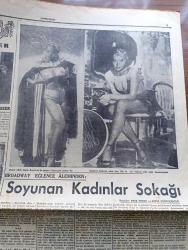 Cumhuriyet Pazar Gazetesi - 8 Kasım 1953 - Yedi Dakika Yazan Doğan Nadi Köşe Yazısı - Karikatür - Düşündükçe Turizm Sahasında Eksiklerimiz Yazan Mazhar Kunt - Uçakla Nakliyat İşi Günden Güne Gelişiyor - Haftanın Şakaları Mecidiyeköyündeki Ev Yazan Burhan Felek Köşe Yazısı - Hikaye Sedef Kutu Yazan J. D'İvray - Sinema Bizden Haberler - Orhan M. Arıburnu Almanya'da Film Çevirecek Fotoğraf - Başrolde Ayhan Işık Mesiha Yelda Ve Ahmed Tekçe'nin Oynadığı Vahşi Arzu - Broadway Eğlence Aleminden Soyunan Kadınlar Sokağı Fotoğrafı - Yeni Türk Filmi Sahildeki Kadın Başrolde Gönül Beyhan Cahit Irgat - Bir Peri Masalı Filmi Başrolde Cüneyt Gökçer Ayten Çankaya Feridun Çölgeçen Fotoğrafı - Ev Kadın Moda Köşesi - İspanya'nın En Büyük Ressamı Goya Yazan Samih Nafiz Tansu - Kebaba Dair Yazan Fuad Duyar - Açlık Grevi Yapan Kanuni Sultan Süleyman'ın Veziri Hüsrev Paşa - Dünyada Görülen Seralarda En Meşhurları - Mürekkep Gölü - Tarihte Görülmemiş Bir Baskın