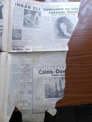 Cumhuriyet Pazar Gazetesi - 8 Kasım 1953 - Yedi Dakika Yazan Doğan Nadi Köşe Yazısı - Karikatür - Düşündükçe Turizm Sahasında Eksiklerimiz Yazan Mazhar Kunt - Uçakla Nakliyat İşi Günden Güne Gelişiyor - Haftanın Şakaları Mecidiyeköyündeki Ev Yazan Burhan Felek Köşe Yazısı - Hikaye Sedef Kutu Yazan J. D'İvray - Sinema Bizden Haberler - Orhan M. Arıburnu Almanya'da Film Çevirecek Fotoğraf - Başrolde Ayhan Işık Mesiha Yelda Ve Ahmed Tekçe'nin Oynadığı Vahşi Arzu - Broadway Eğlence Aleminden Soyunan Kadınlar Sokağı Fotoğrafı - Yeni Türk Filmi Sahildeki Kadın Başrolde Gönül Beyhan Cahit Irgat - Bir Peri Masalı Filmi Başrolde Cüneyt Gökçer Ayten Çankaya Feridun Çölgeçen Fotoğrafı - Ev Kadın Moda Köşesi - İspanya'nın En Büyük Ressamı Goya Yazan Samih Nafiz Tansu - Kebaba Dair Yazan Fuad Duyar - Açlık Grevi Yapan Kanuni Sultan Süleyman'ın Veziri Hüsrev Paşa - Dünyada Görülen Seralarda En Meşhurları - Mürekkep Gölü - Tarihte Görülmemiş Bir Baskın