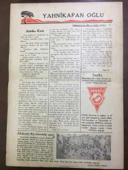 YENİ KÖROĞLU GAZETESİ - 23 TEMMUZ 1932 - SAYI: 443 - SOFRAYI BEKLEYEN ÇORBAYI İÇER DERLER! NE OLACAK, DİYE, DİYE!!? HER ŞEYE ALIŞIP GİDİYORUZ VESSELAM - İNGİLİZLER TÜRKİYE'DE BANKA AÇIYORLAR, PARA VERİYORLAR - PARA! İTALYA'DAN GELECEK - AÇIK HESAP! - İSTANBUL YOSMASI KAYSERİ PASTIRMASI - AFERİN KIZA! - CEHENNEM! - KAÇMAK FENADIR - FIRSAT VERİLMESE - 5 PATLICAN 5 KURUŞ - BOMONTİ RAKI - ÇOCUKLARA İSTİKBAL - FUTBOLDA BİR DERT - PARA MI GÖNÜL MÜ? - MÜDÜR BEY NEREYE? - ARAYA GİRDİK AMA YAĞLIBOYA BAKALIM - DEVRAN OKUMADAN GEÇME! - YAHNİKAPAN OĞLU - ANTİKA KUTU - İPEKİŞ BURSA REKLAMI - BURHANİYESPOR TAKIMI 1932 FOTOĞRAFI
