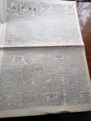 Cumhuriyet Gazetesi - 2 Ekim 1956 - CHP'nin Cevabı Partilerarası İşbirliğini Katiyetle Suya Düşürdü - Elazığ Ve Malatya Şeker Fabrikaları Da Açıldı - Kıbrıs Lefkoşe'de Caddeye İngilizler Katliam Yolu Adını Taktı Fotoğrafı - Atatürk Üniversitesi Hazırlığı - Hitler'in Halefi Amiral Doenitz Hapisten Çıktı - Süveyşi Kullananlar Birliği Dün Kuruldu - Devlet Tiyatrosunda Finten - Şairi Azam Abdülhak Hamid'in Eşi Lüsiyen Finten'in İlk Temsilinde Bulunmak Üzere Ankara'ya Çağrıldı Fotoğrafı - Nefes Alan İstanbul 4 Cemil Topuzlu Ne Diyor Röportajı Yapan Şahab Balcıoğlu - Don Camillo'nun Küçük Alemi Yazan G. Guareschi Yazı işleri - Aşktan Da Üstün Yazan Elizabeth Gaskell Yazı Dizisi - Komili Çamaşır Sabunları - Karşılıklı İtimad Yazan Burhan Felek Köşe Yazısı - Komünist İmparatorluğu 20 Sene Kadar Ortadan Kalkacak - Tarihin Tarihi Kraliçe Marie Stuart - Yeşil Alev Filmi Yeni Melek Sinemasında - Fenerbahçe Moskova Dinamo Maçının Hazırlıkları - Fenerbahçe Kulübü Atletizm Şubesi Kaptanı Kamran Tekil