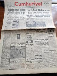 Cumhuriyet Gazetesi - 3 Nisan 1948 - Faşizm İle Komünizmi Ayırt Etmek Doğru Değildir Köşe Yazısı - Berlin'de Durum Gittikçe Vahim Bir Safhaya Giriyor - Sovyetler İngiliz Amerikan Bölgesi Yakınına Zırhlı Birlikle Sevkettiler - Dışişleri Bakanımız Necmettin Sadak Dün Atina'ya Vardı - Fındıklı'da Güzel Sanatlar Akademisi Yangınında Kasıt Var Fotoğrafı - Ankara Üniversitesi Rektörü Şevket Aziz Kansu'nun Odasında Hadiseye Karışan 80 Genç Mahkemeye Verildi - Şehir Tiyatrosundaki Hadise Mahkemeye intikal Etti - Cahide Sonku ve Hüseyin Kemal Gürman Tarafından Şevket Bayatlıya Açılan Hakaret Davası - Kavga İle Biten Şiir Resmigeçidi - Safiye Ayla İle Perihan Altındağ Sözeri Borsa Kıraathanesinde - Goebbels'in Hatıraları Yazı Dizisi - Yeni Kitaplardan 10 Tanesi Yazan Kemal Salih Sel - Huzur Yazan Ahmet Hamdi Tanpınar Yazı Dizisi - Deli İmiş Yazan Burhan Felek Köşe Yazısı - Zehirli Kucak Filmi Elhamra Sinemasında -Müzeyyen Senar Işıl Ve Zehra Bilir Beyoğlu Eski Novotni Oteli Altında Saz Salonunda