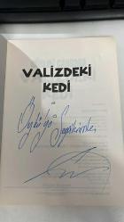 VALİZDEKİ KEDİ - GÖKTUĞ CANBABA - DOĞAN EGMONT YAYINCILIK 9. BASKI - YAZARINDAN İMZALI VE DE İTHAFLIDIR... - RESİMLEYEN SEDAT GİRGİN
