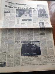 Cumhuriyet Gazetesi - 21 Kasım 1967 - Metternich 2 Yazan Nadir Nadi Köşe Yazısı - Kıbrıs'a Her An Önemli Ölçüde Kuvvet Çıkarmamız Bekleniyor - Johnson Bir Mektup Daha Gönderdi - İstanbul'da Sivil Savunma Tedbirleri Tamamlandı - Rum Baskını Sırasında Geçitkale'de Şehit Edilen Bir Türk Mücahidi Fotoğrafı - Gençlik Kıbrıs'a Gönüllü Topluyor - Rum Ticarethaneleriyle Alışveriş Boykot Edildi - Bülent Ecevit - Elefteria Gazetesi Türklerin Öldürülmesini Temizlik Harekatı Olarak Niteledi Fotoğrafı - Türkiye Yunanistan Yazan İlhan Selçuk Köşe - Ernest Hemingway'in Gözüyle Atatürk Türkiyesi Derleyen Mehmet Barlas Yazı Dizisi - Dişi Bond Çizgi Roman - İstanbul Üniversitesinde Kayıtlar 27 Kasım'da Kapanıyor - Erkut Taçkın Ve Gönül Turgut Trafik Kazası Geçirdiler - İdil Biret'in Turnesi Fotoğrafı - Haftanın Melodileri - Atilla Berkan Orkestrası Fotoğrafı - Tiyatro Yağma Özdemir Nutku - Atletico Madrid Göztepe İle Maç Yapmak İçin Geldi - Kıbrıs'ta Vahşetin Adı Zafer Olmuş Bize Mehmetçik Gerek Foto