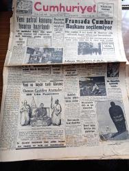 Cumhuriyet Gazetesi - 21 Aralık 1953 - Harp Sanayimizin inkişafı Köşe Yazısı - Yeni Petrol Kanunu Tasarısı Hazırlandı - Fransa'da Cumhurbaşkanı Seçilemiyor - Adnan Menderes CHP Neşriyatına Cevap Verdi - Milli Takım Namzetleri Dün Brezilyanın Cruzeiro Takımı İle Yaptığı Maçı 3 1 Kazanmıştır - İran'da Doktor Musaddık Hakkında Karar - Cüzamlı Kadın Yazan Guy Des Cars Yazı Dizisi - Büyük Atatürk İçin Okutturulan Mevlid - Allah Taksimi Yazan Burhan Felek Köşe Yazısı - Akbank - Çukurova Takım Koşusu - Milli Maça Dair Futbol Federasyonu Başkanı Orhan Şeref Apak'ın Beyanatı - Danimarka Beşiktaş Maçı Ankara'da Yapılacak - Şöhret Fabrikatörü Guido Orlando Yazı Dizisi - Krem Pertev - Vita Yağ - Siemens Alman Radyoları - Rally Traş Makinesi