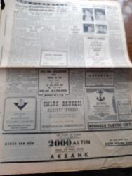 Cumhuriyet Gazetesi - 21 Aralık 1953 - Harp Sanayimizin inkişafı Köşe Yazısı - Yeni Petrol Kanunu Tasarısı Hazırlandı - Fransa'da Cumhurbaşkanı Seçilemiyor - Adnan Menderes CHP Neşriyatına Cevap Verdi - Milli Takım Namzetleri Dün Brezilyanın Cruzeiro Takımı İle Yaptığı Maçı 3 1 Kazanmıştır - İran'da Doktor Musaddık Hakkında Karar - Cüzamlı Kadın Yazan Guy Des Cars Yazı Dizisi - Büyük Atatürk İçin Okutturulan Mevlid - Allah Taksimi Yazan Burhan Felek Köşe Yazısı - Akbank - Çukurova Takım Koşusu - Milli Maça Dair Futbol Federasyonu Başkanı Orhan Şeref Apak'ın Beyanatı - Danimarka Beşiktaş Maçı Ankara'da Yapılacak - Şöhret Fabrikatörü Guido Orlando Yazı Dizisi - Krem Pertev - Vita Yağ - Siemens Alman Radyoları - Rally Traş Makinesi