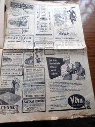 Cumhuriyet Gazetesi - 21 Aralık 1953 - Harp Sanayimizin inkişafı Köşe Yazısı - Yeni Petrol Kanunu Tasarısı Hazırlandı - Fransa'da Cumhurbaşkanı Seçilemiyor - Adnan Menderes CHP Neşriyatına Cevap Verdi - Milli Takım Namzetleri Dün Brezilyanın Cruzeiro Takımı İle Yaptığı Maçı 3 1 Kazanmıştır - İran'da Doktor Musaddık Hakkında Karar - Cüzamlı Kadın Yazan Guy Des Cars Yazı Dizisi - Büyük Atatürk İçin Okutturulan Mevlid - Allah Taksimi Yazan Burhan Felek Köşe Yazısı - Akbank - Çukurova Takım Koşusu - Milli Maça Dair Futbol Federasyonu Başkanı Orhan Şeref Apak'ın Beyanatı - Danimarka Beşiktaş Maçı Ankara'da Yapılacak - Şöhret Fabrikatörü Guido Orlando Yazı Dizisi - Krem Pertev - Vita Yağ - Siemens Alman Radyoları - Rally Traş Makinesi