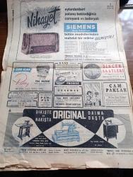 Cumhuriyet Gazetesi - 21 Aralık 1953 - Harp Sanayimizin inkişafı Köşe Yazısı - Yeni Petrol Kanunu Tasarısı Hazırlandı - Fransa'da Cumhurbaşkanı Seçilemiyor - Adnan Menderes CHP Neşriyatına Cevap Verdi - Milli Takım Namzetleri Dün Brezilyanın Cruzeiro Takımı İle Yaptığı Maçı 3 1 Kazanmıştır - İran'da Doktor Musaddık Hakkında Karar - Cüzamlı Kadın Yazan Guy Des Cars Yazı Dizisi - Büyük Atatürk İçin Okutturulan Mevlid - Allah Taksimi Yazan Burhan Felek Köşe Yazısı - Akbank - Çukurova Takım Koşusu - Milli Maça Dair Futbol Federasyonu Başkanı Orhan Şeref Apak'ın Beyanatı - Danimarka Beşiktaş Maçı Ankara'da Yapılacak - Şöhret Fabrikatörü Guido Orlando Yazı Dizisi - Krem Pertev - Vita Yağ - Siemens Alman Radyoları - Rally Traş Makinesi