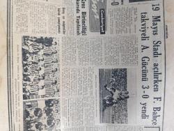 Cumhuriyet Gazetesi - 14 Ekim 1957 - Adnan Menderes Trabzon'da İsmet İnönü'ye Çok Şiddetli Bir Cevap Verdi  Fotoğraf- Celal Bayar Kıbrıs Bizim Malımızdır Dedi Fotoğraf - Mısır Suriye'ye Asker Gönderdi - İstanbul'da İlk Büyük Mitingi Hürriyet Partisi Yapıyor -  Ankara 19  Mayıs Stadı Açıldı  Fotoğraf - Cumhuriyetçi Millet Partisi Dün Şehrimizde 7 Miting Yaptı - 20 Liraya Bir Yahudi Yazan M. Kenan Kan Yazı Dizisi - İblisin Kızı Yazan Guy Des Cars Yazı Dizisi - Vergi Tatbikatı İle İlgili Meseleler Yazan Esad Tekeli - Bedri Rahmi Eyüboğlu Pazartesi Konuşmaları - Seçim Cilveleri Yazan Burhan Felek Köşe Yazısı - Rus Suni Peyki Arz Etrafında Bir Yıl Dönecek - Leyla Gencer Maria Callas'a Rakip - Gaziantep'te Adaylar Seçim Namazına Rağbet Ediyor - Vezüv Emaye Kömür Sobası - Nivea Krem - İstanbulspor Galatasaray İle Yenişemedi - Fenerbahçe Takviyeli Ankaragücünü 3 0  Yendi - Gül Kupası Atletizm Müsabakaları - Balkan Kros Birinciliği Mart'ta Ankara'da Yapılacak - Doğubank