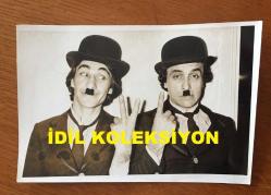 UĞUR BÖCEKLERİ MÜZİK GRUBUNUN ORİJİNAL FOTOĞRAFI (ZEKİ YURTBAŞI & YALÇIN ÖZDEN) - 18 x 12 cm EBADINDA - ZEKİ YURTBAŞI & YALÇIN ÖZDEN KARE BIYIKLARI ve ŞAPKALARIYLA PARMAK İŞARETİ YAPIP POZ VERİRLERKEN