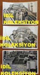 UĞUR BÖCEKLERİ MÜZİK GRUBUNUN ORİJİNAL 3'LÜ FOTOĞRAF SETİ (ZEKİ YURTBAŞI & YALÇIN ÖZDEN) - 18 x 12 cm EBADINDA - ZEKİ YURTBAŞI & YALÇIN ÖZDEN İSTANBUL MEYDANLARINDA ve CAMİİ ÖNÜNDE CANLI PROGRAM YAPARLARKEN ÇEKİLMİŞ 3 FARKLI KARE, 29 TEMMUZ 1979