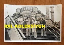 UĞUR BÖCEKLERİ MÜZİK GRUBUNUN ORİJİNAL 3'LÜ FOTOĞRAF SETİ (ZEKİ YURTBAŞI & YALÇIN ÖZDEN) - 18 x 12 cm EBADINDA - ZEKİ YURTBAŞI & YALÇIN ÖZDEN İSTANBUL MEYDANLARINDA ve CAMİİ ÖNÜNDE CANLI PROGRAM YAPARLARKEN ÇEKİLMİŞ 3 FARKLI KARE, 29 TEMMUZ 1979