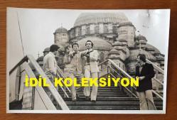 UĞUR BÖCEKLERİ MÜZİK GRUBUNUN ORİJİNAL 3'LÜ FOTOĞRAF SETİ (ZEKİ YURTBAŞI & YALÇIN ÖZDEN) - 18 x 12 cm EBADINDA - ZEKİ YURTBAŞI & YALÇIN ÖZDEN İSTANBUL MEYDANLARINDA ve CAMİİ ÖNÜNDE CANLI PROGRAM YAPARLARKEN ÇEKİLMİŞ 3 FARKLI KARE, 29 TEMMUZ 1979