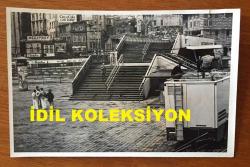 UĞUR BÖCEKLERİ MÜZİK GRUBUNUN ORİJİNAL 3'LÜ FOTOĞRAF SETİ (ZEKİ YURTBAŞI & YALÇIN ÖZDEN) - 18 x 12 cm EBADINDA - ZEKİ YURTBAŞI & YALÇIN ÖZDEN İSTANBUL MEYDANLARINDA ve CAMİİ ÖNÜNDE CANLI PROGRAM YAPARLARKEN ÇEKİLMİŞ 3 FARKLI KARE, 29 TEMMUZ 1979