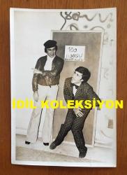 UĞUR BÖCEKLERİ MÜZİK GRUBUNUN ORİJİNAL 3'LÜ FOTOĞRAF SETİ (ZEKİ YURTBAŞI & YALÇIN ÖZDEN) - 18 x 12 cm EBADINDA - ZEKİ YURTBAŞI & YALÇIN TUVALET KAPISI ÖNÜNDE GÜLDÜRÜ OYUNU YAPARLARKEN ÇEKİLMİŞ 3 FARKLI KARE