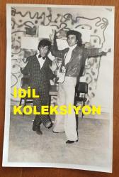 UĞUR BÖCEKLERİ MÜZİK GRUBUNUN ORİJİNAL 3'LÜ FOTOĞRAF SETİ (ZEKİ YURTBAŞI & YALÇIN ÖZDEN) - 18 x 12 cm EBADINDA - ZEKİ YURTBAŞI & YALÇIN TUVALET KAPISI ÖNÜNDE GÜLDÜRÜ OYUNU YAPARLARKEN ÇEKİLMİŞ 3 FARKLI KARE