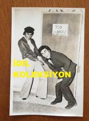 UĞUR BÖCEKLERİ MÜZİK GRUBUNUN ORİJİNAL 3'LÜ FOTOĞRAF SETİ (ZEKİ YURTBAŞI & YALÇIN ÖZDEN) - 18 x 12 cm EBADINDA - ZEKİ YURTBAŞI & YALÇIN TUVALET KAPISI ÖNÜNDE GÜLDÜRÜ OYUNU YAPARLARKEN ÇEKİLMİŞ 3 FARKLI KARE